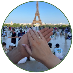 Foto manos y torre eiffel 2